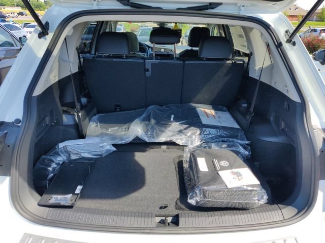 Used 2023 Volkswagen Tiguan SE w/ Panoramic Sunroof Package FWD image 11