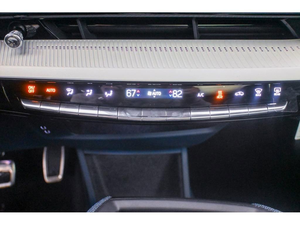 New 2026 Cadillac Optiq Luxury 2 image 27