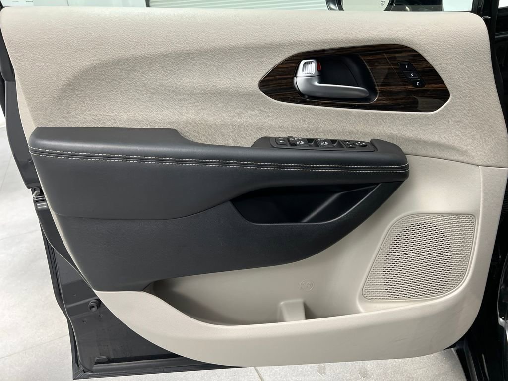 Used 2024 Chrysler Pacifica Limited image 11