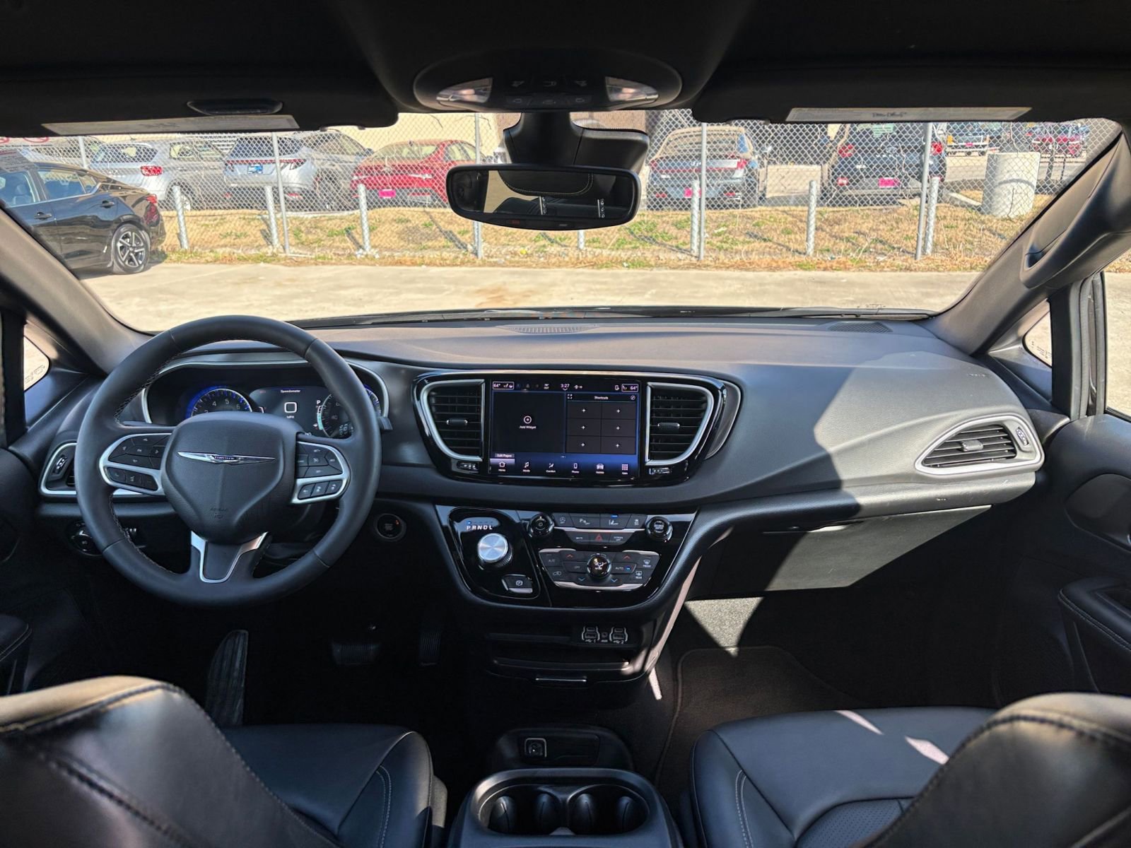 Used 2025 Chrysler Pacifica Select image 36