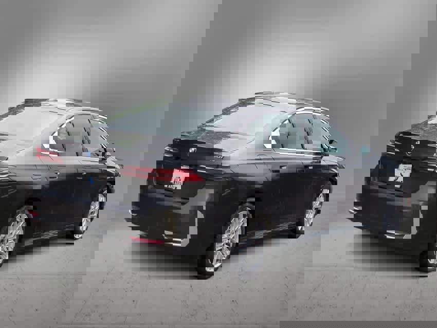 Used 2025 BMW 530i xDrive w/ Premium Package image 8