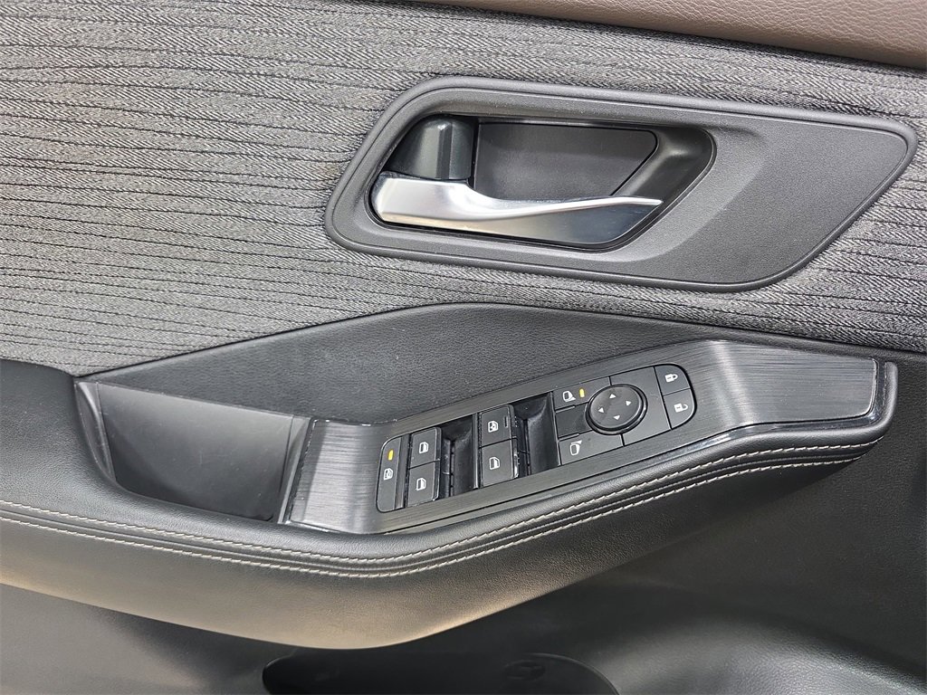 Used 2023 Nissan Rogue SV image 28