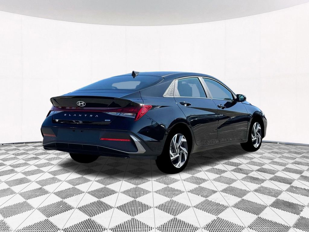 New 2025 Hyundai Elantra SEL image 11