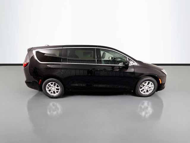 New 2027 Chrysler Pacifica Select FWD image 8