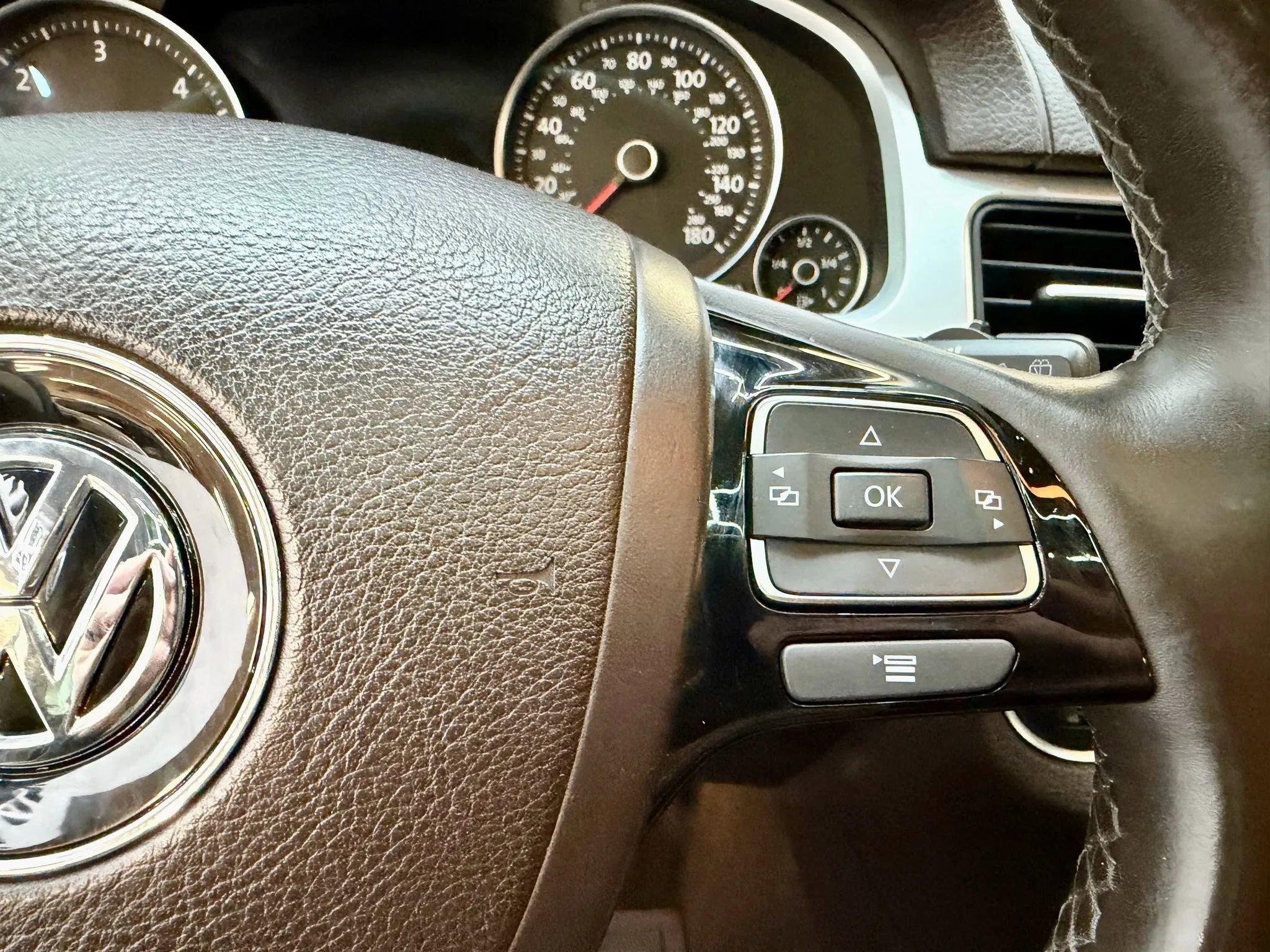 Used 2013 Volkswagen Touareg TDI image 16