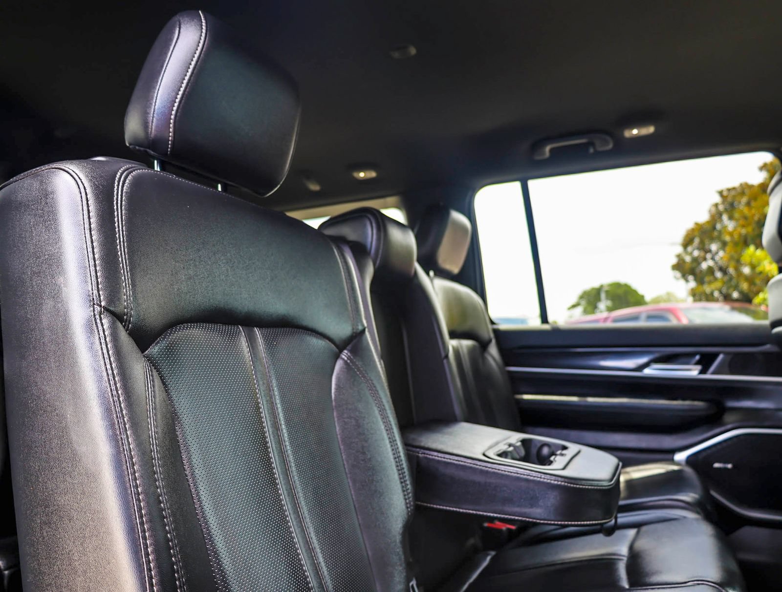 Used 2023 Jeep Wagoneer 4WD image 9
