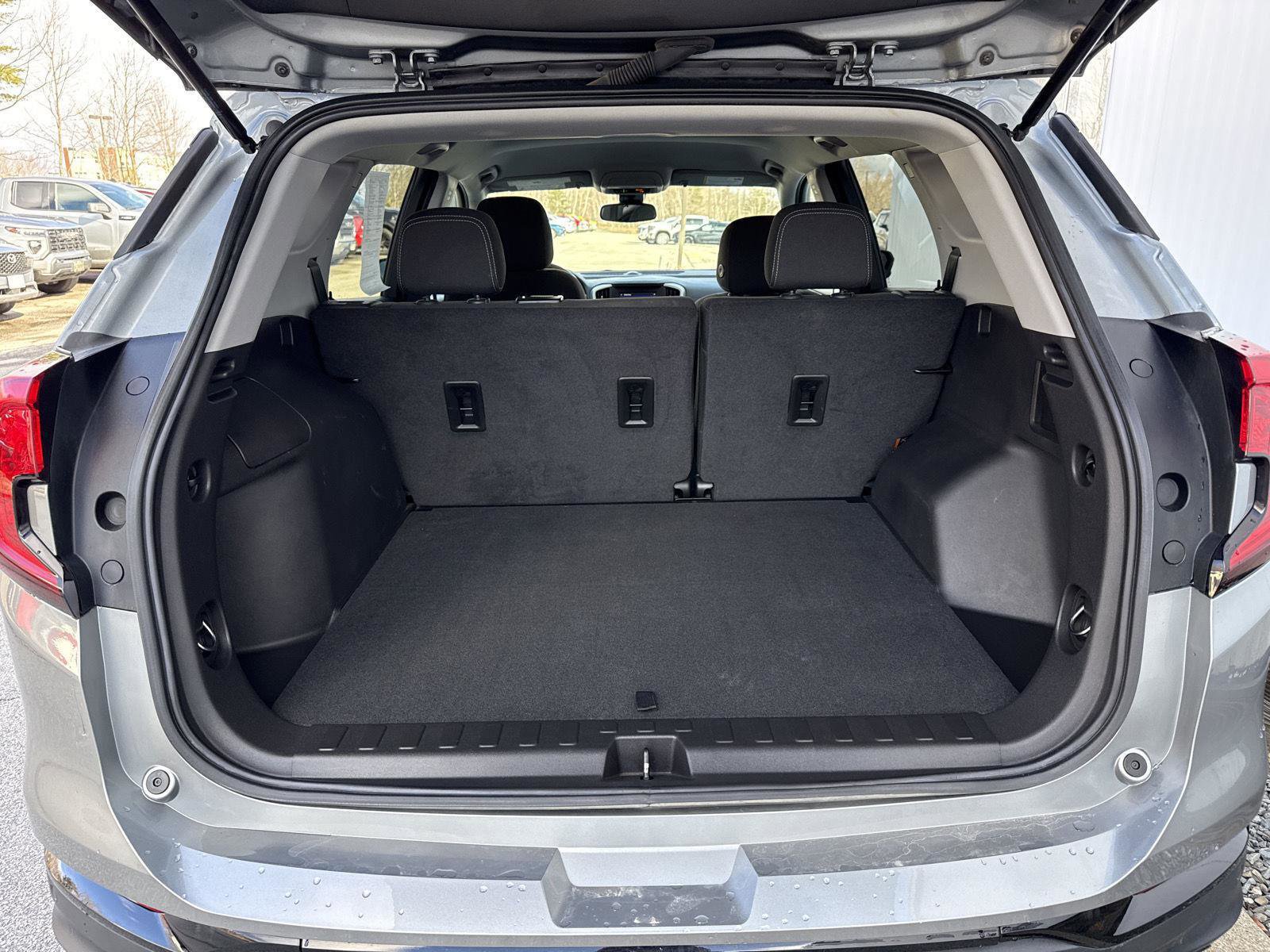 Used 2023 GMC Terrain SLE w/ Driver Convenience Package image 14