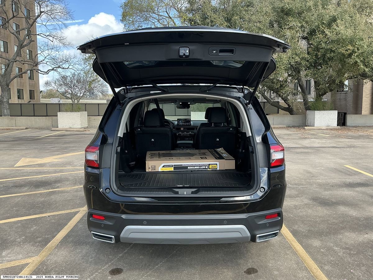 Used 2025 Honda Pilot Touring image 12