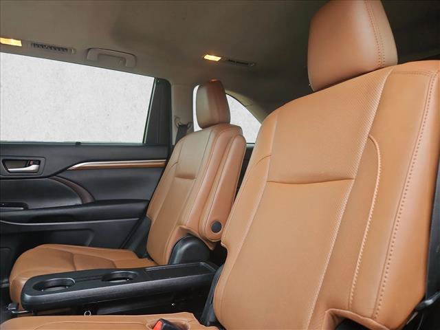 Used 2017 Toyota Highlander Limited FWD image 19