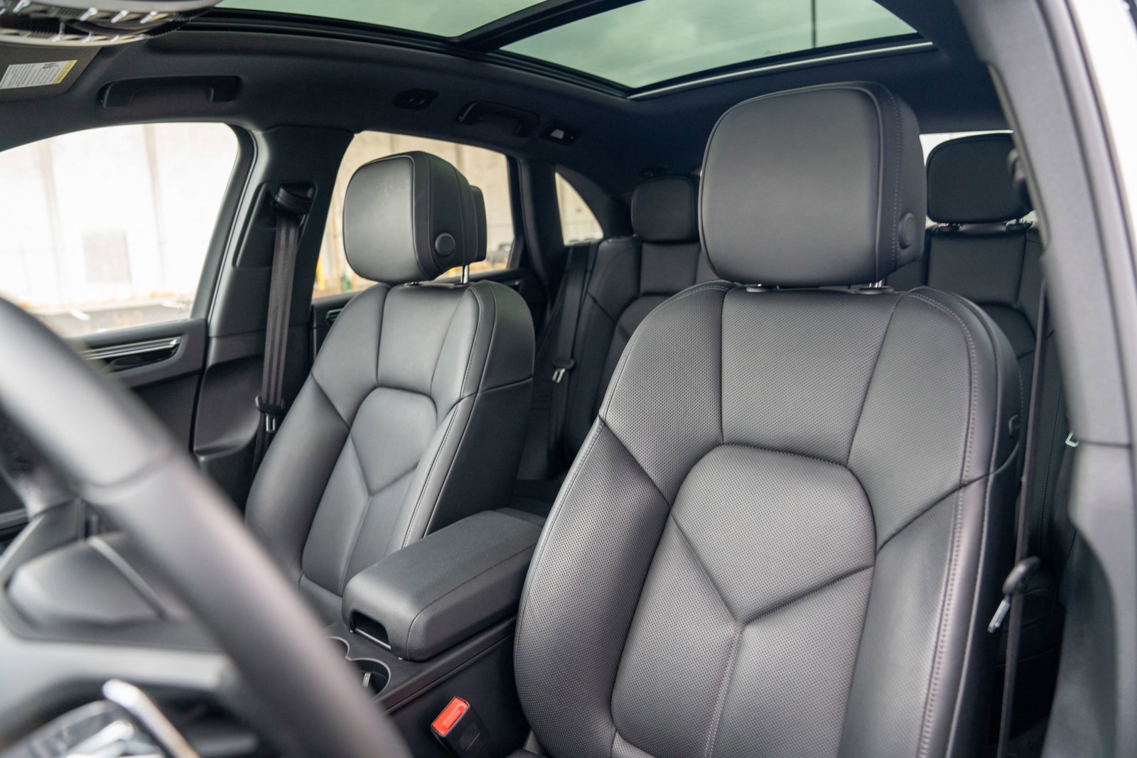 Certified 2025 Porsche Macan image 5