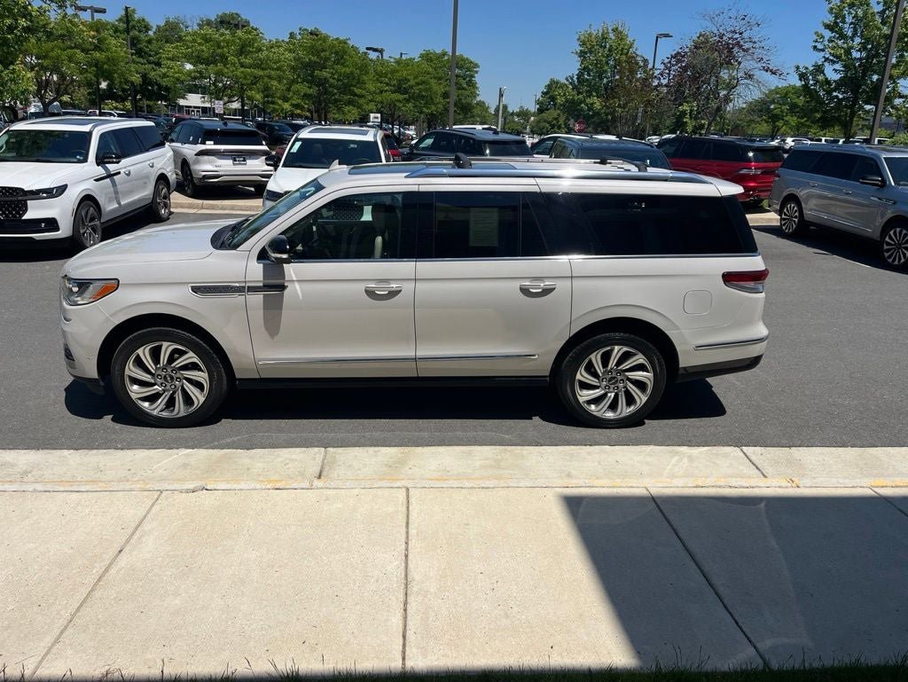 Certified 2023 Lincoln Navigator L Reserve AWD/4WD image 5