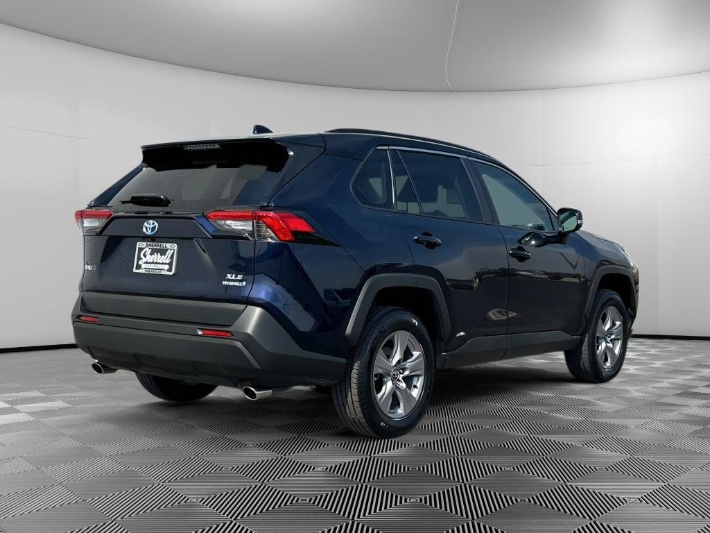 Used 2022 Toyota RAV4 XLE AWD/4WD image 4