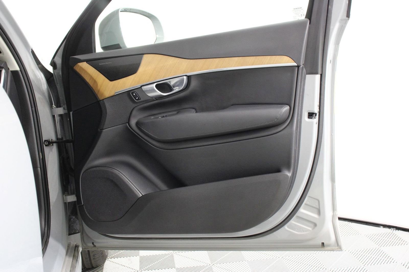 Certified 2024 Volvo XC90 T8 Plus w/ Protection Package Premier image 21