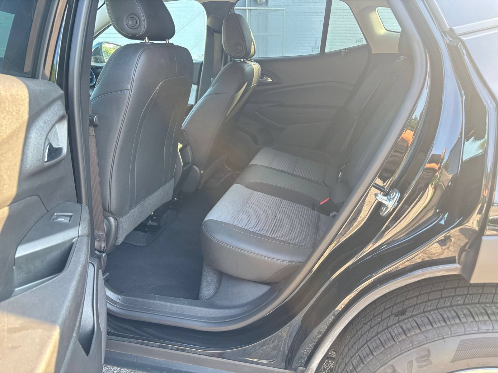 Used 2025 Chevrolet Trax LT FWD image 25