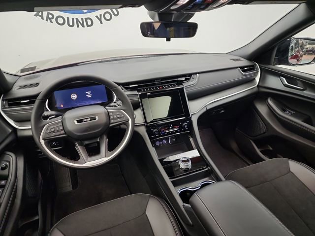 New 2025 Jeep Grand Cherokee Altitude image 16