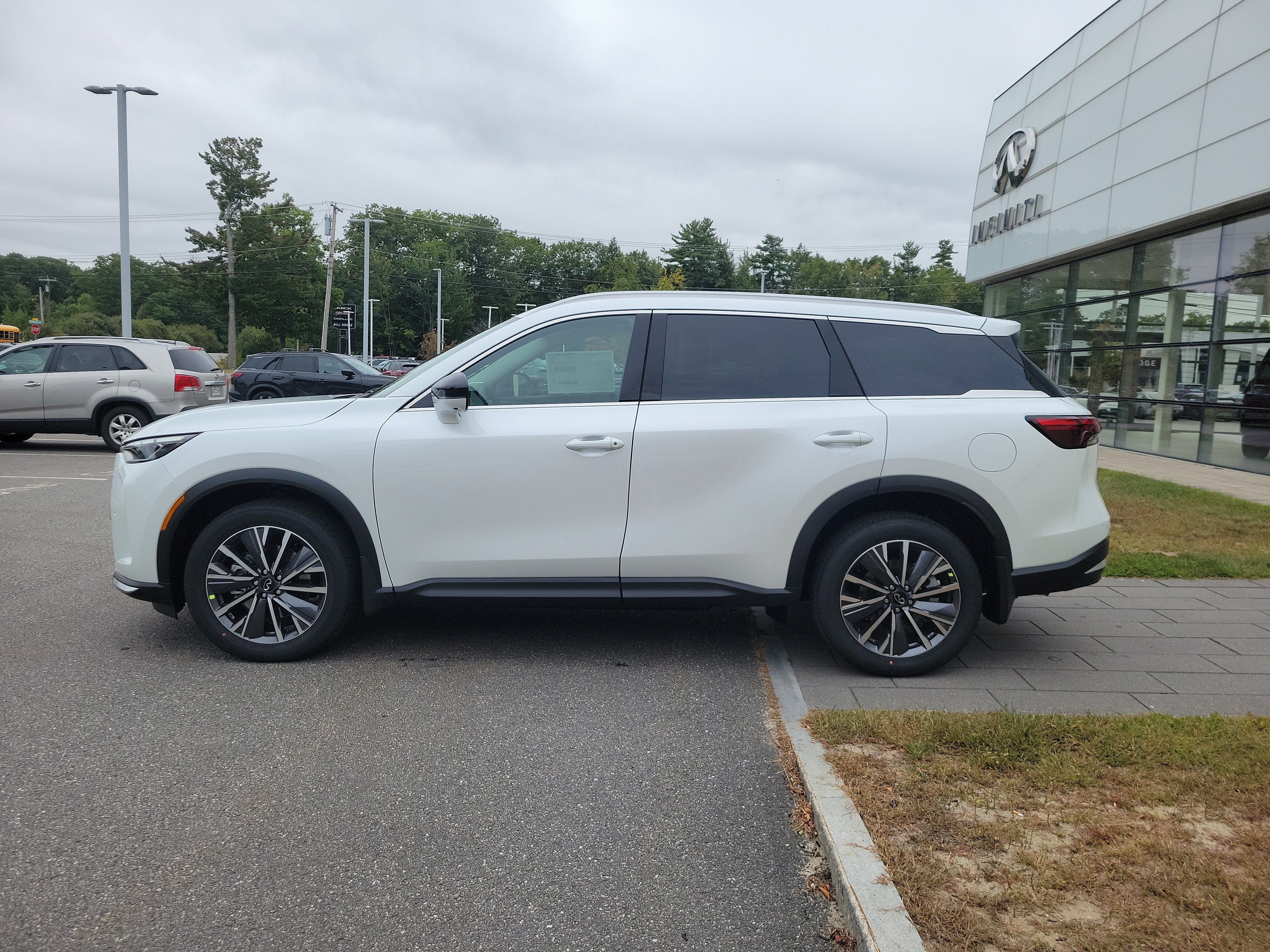 New 2027 INFINITI QX60 Luxe w/ Cargo Package AWD/4WD image 2
