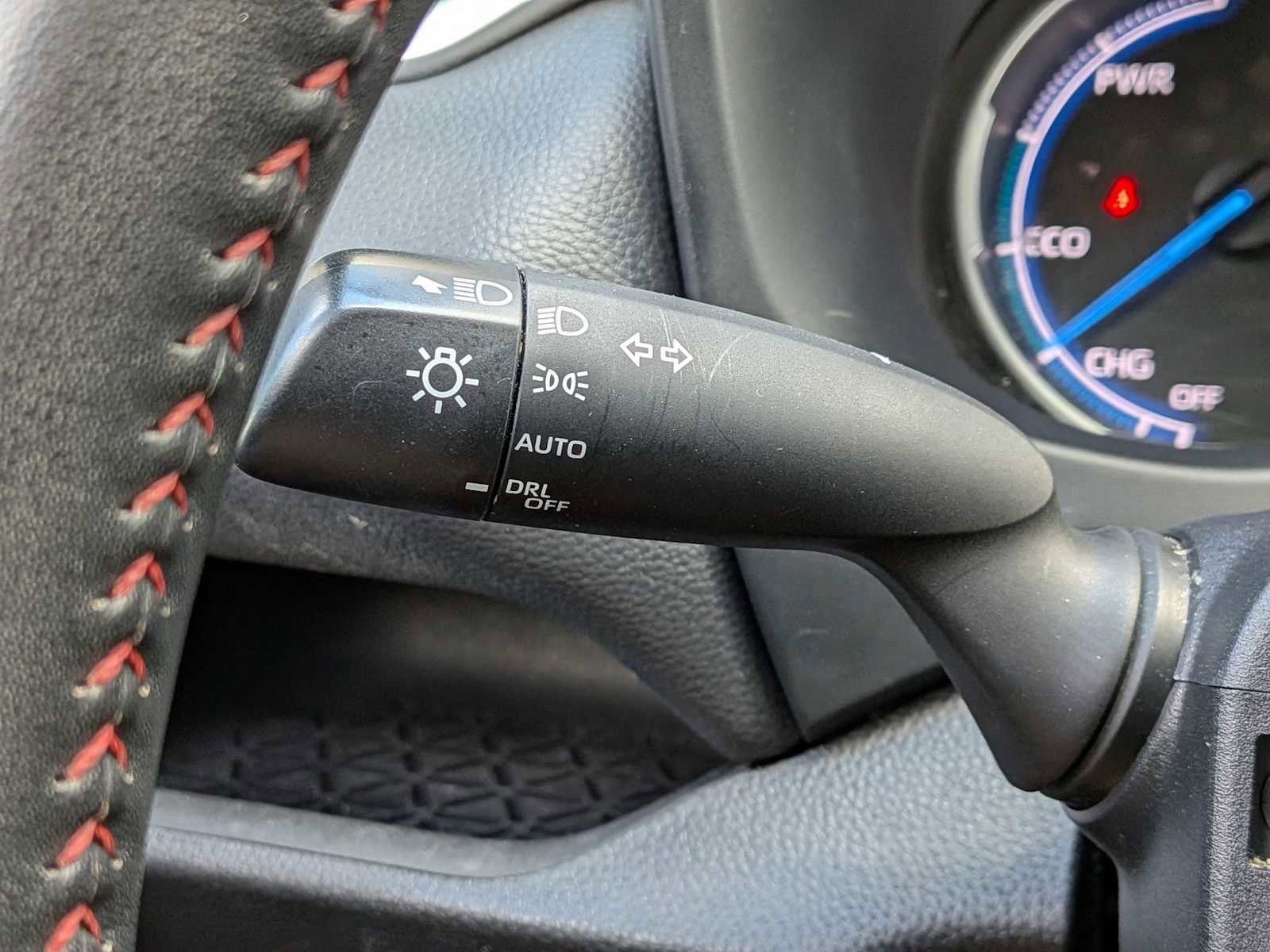 Used 2022 Toyota RAV4 SE w/ Weather & Moonroof Package image 25