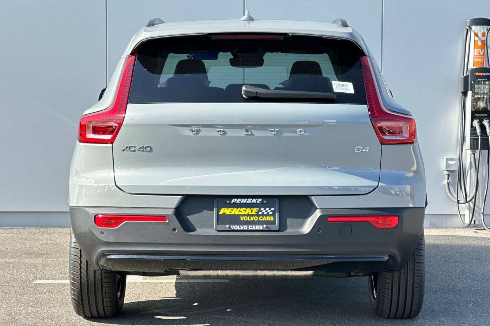 Certified 2026 Volvo XC40 B4 Core w/ Climate Package FWD image 4