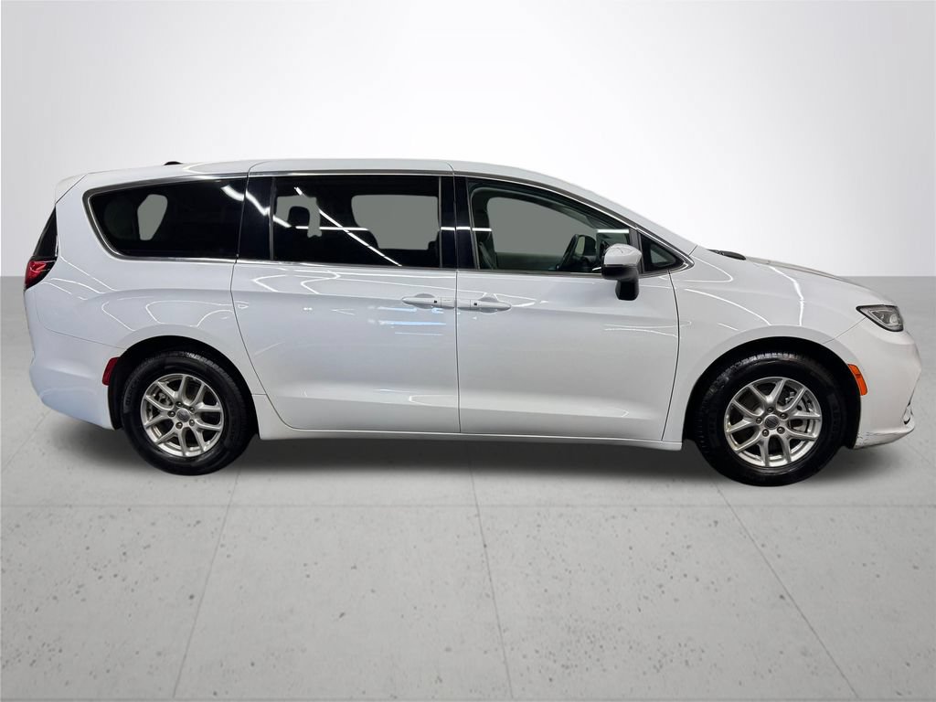 Used 2023 Chrysler Pacifica Touring-L FWD image 9