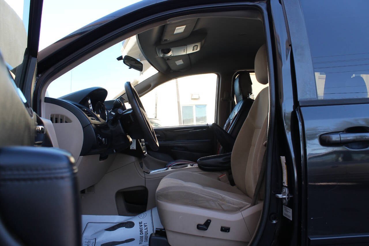 Used 2016 Dodge Grand Caravan SXT FWD image 17