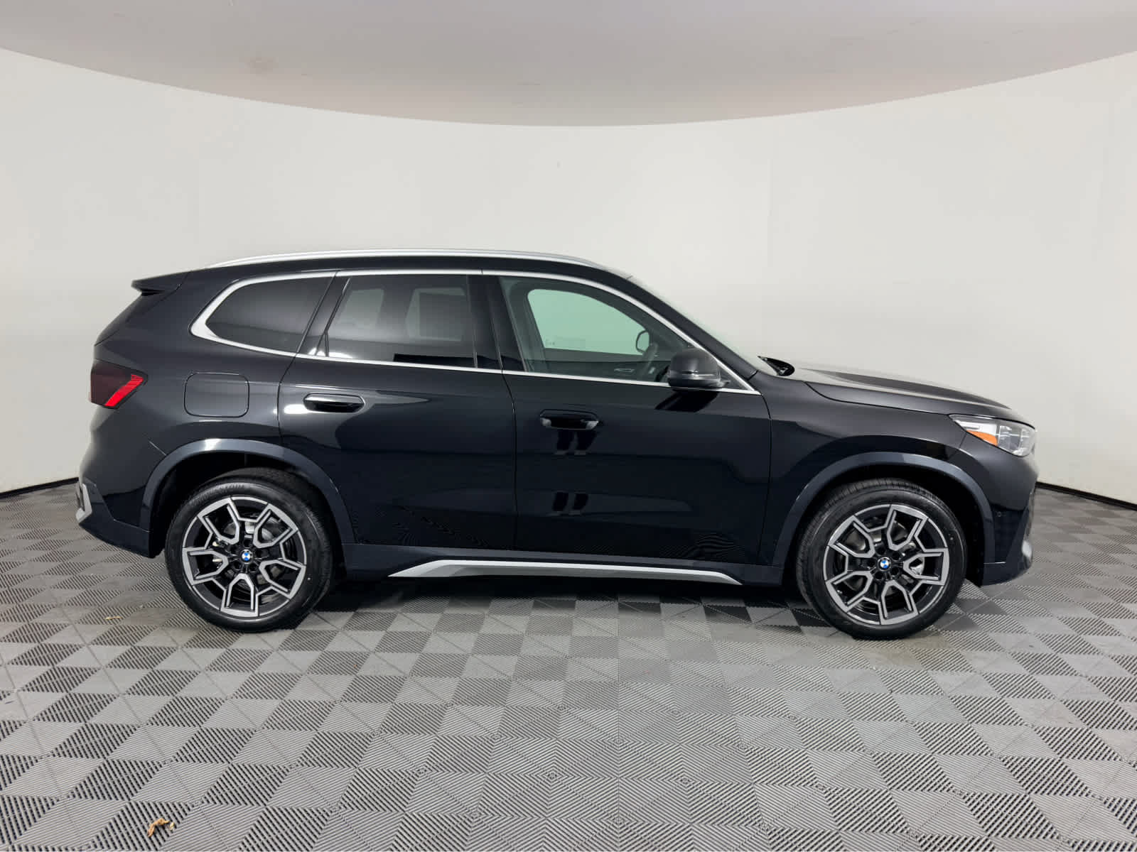New 2027 BMW X1 xDrive28i AWD/4WD image 2