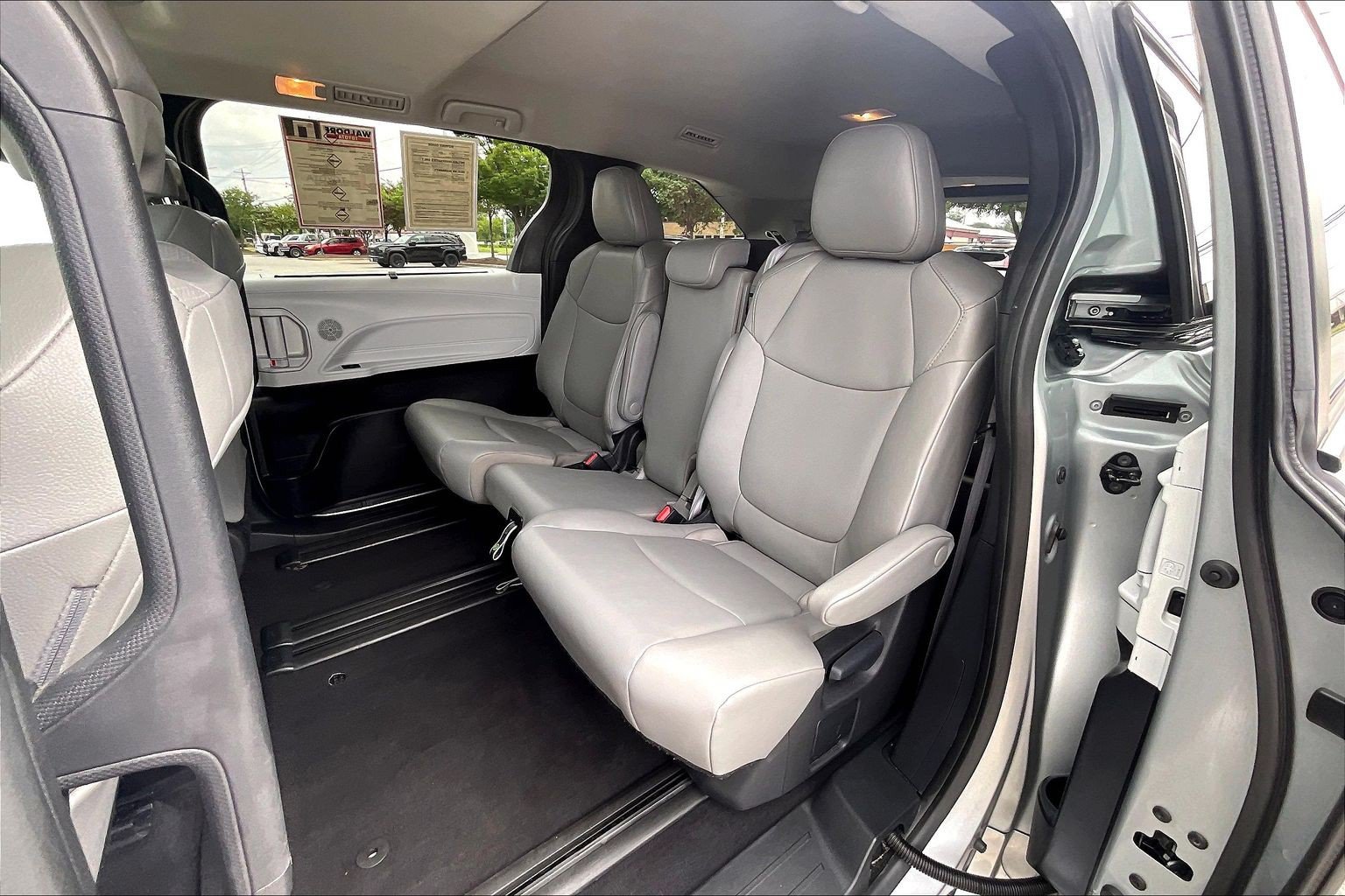Used 2025 Toyota Sienna XLE FWD image 31