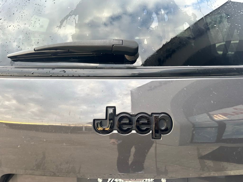 Used 2024 Jeep Grand Cherokee L Laredo image 35