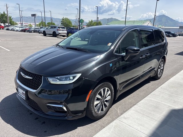 Used 2023 Chrysler Pacifica Touring-L image 3