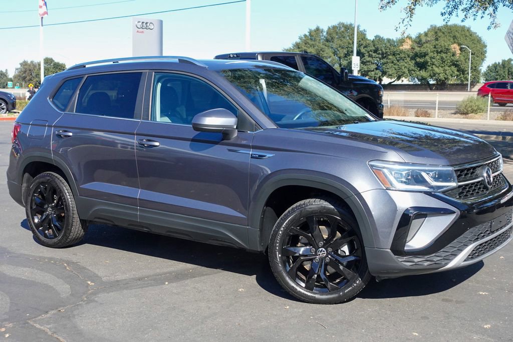 Used 2022 Volkswagen Taos SEL w/ Panoramic Sunroof Package image 2