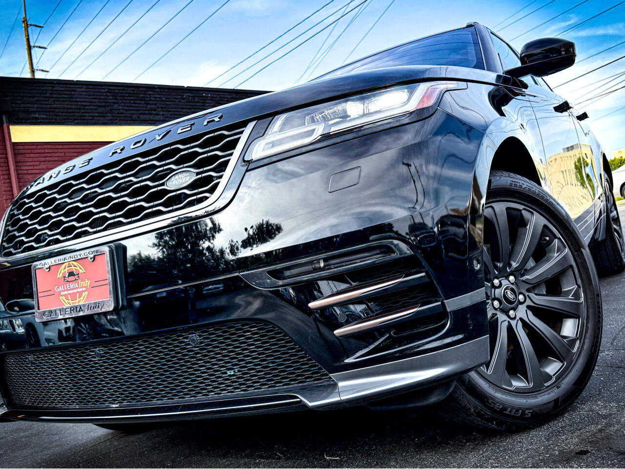 Used 2018 Land Rover Range Rover Velar R-Dynamic SE image 2