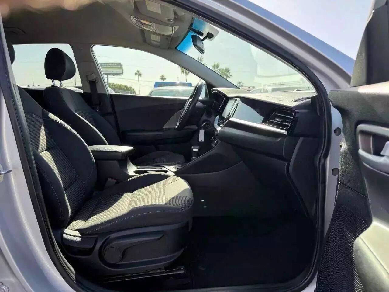 Used 2020 Kia Niro LX image 27