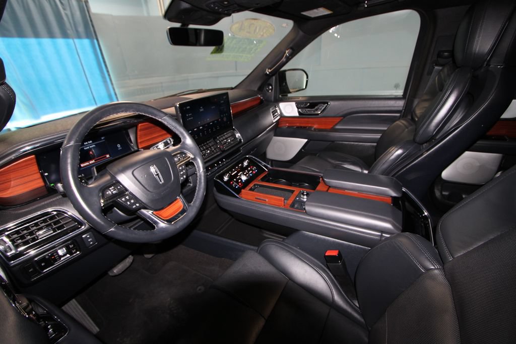 Used 2024 Lincoln Navigator L Reserve AWD/4WD image 2