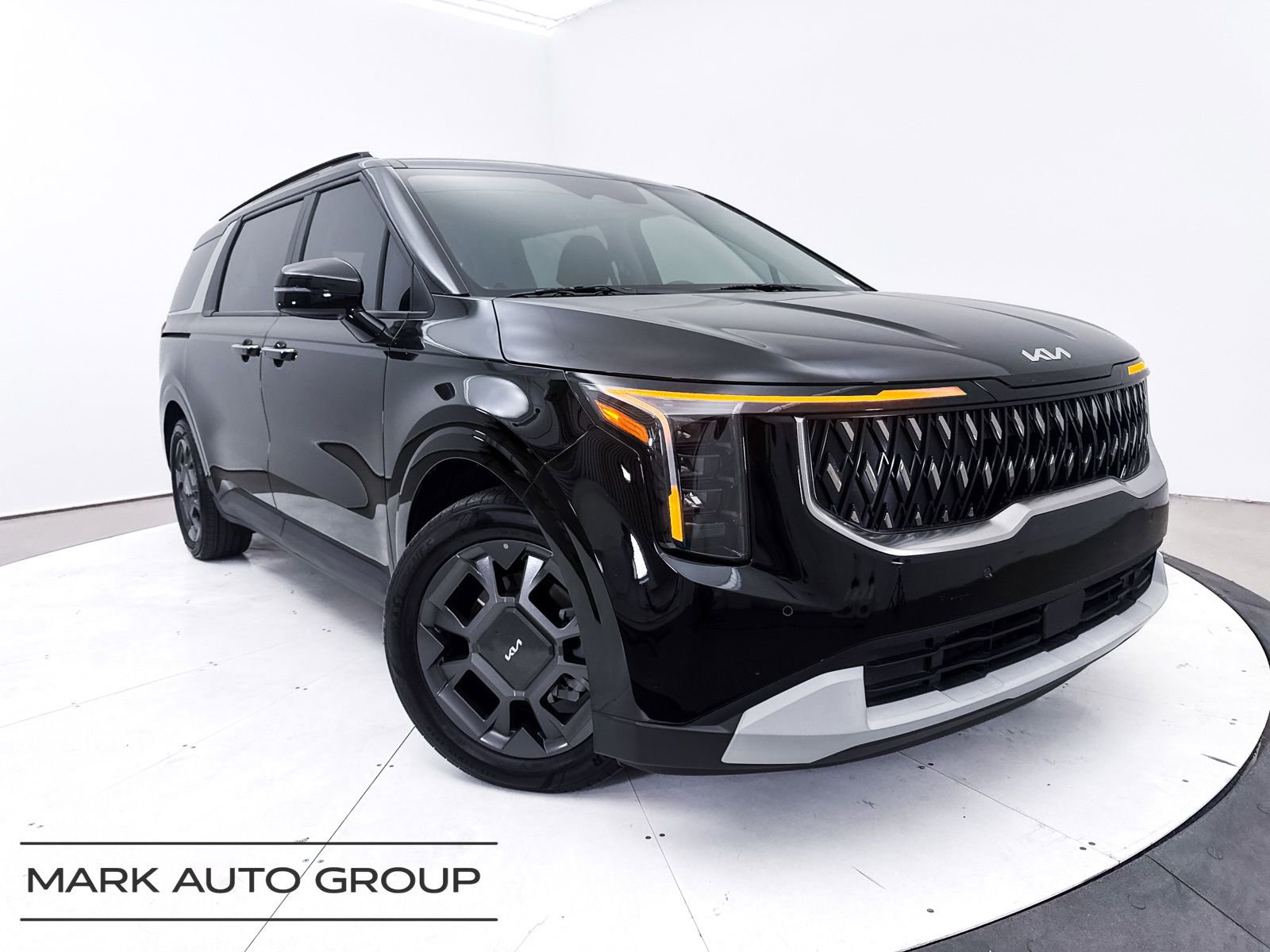 Certified 2025 Kia Carnival EX image 1