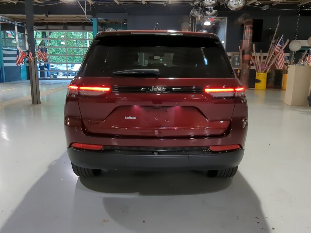 Used 2022 Jeep Grand Cherokee Altitude AWD/4WD image 9