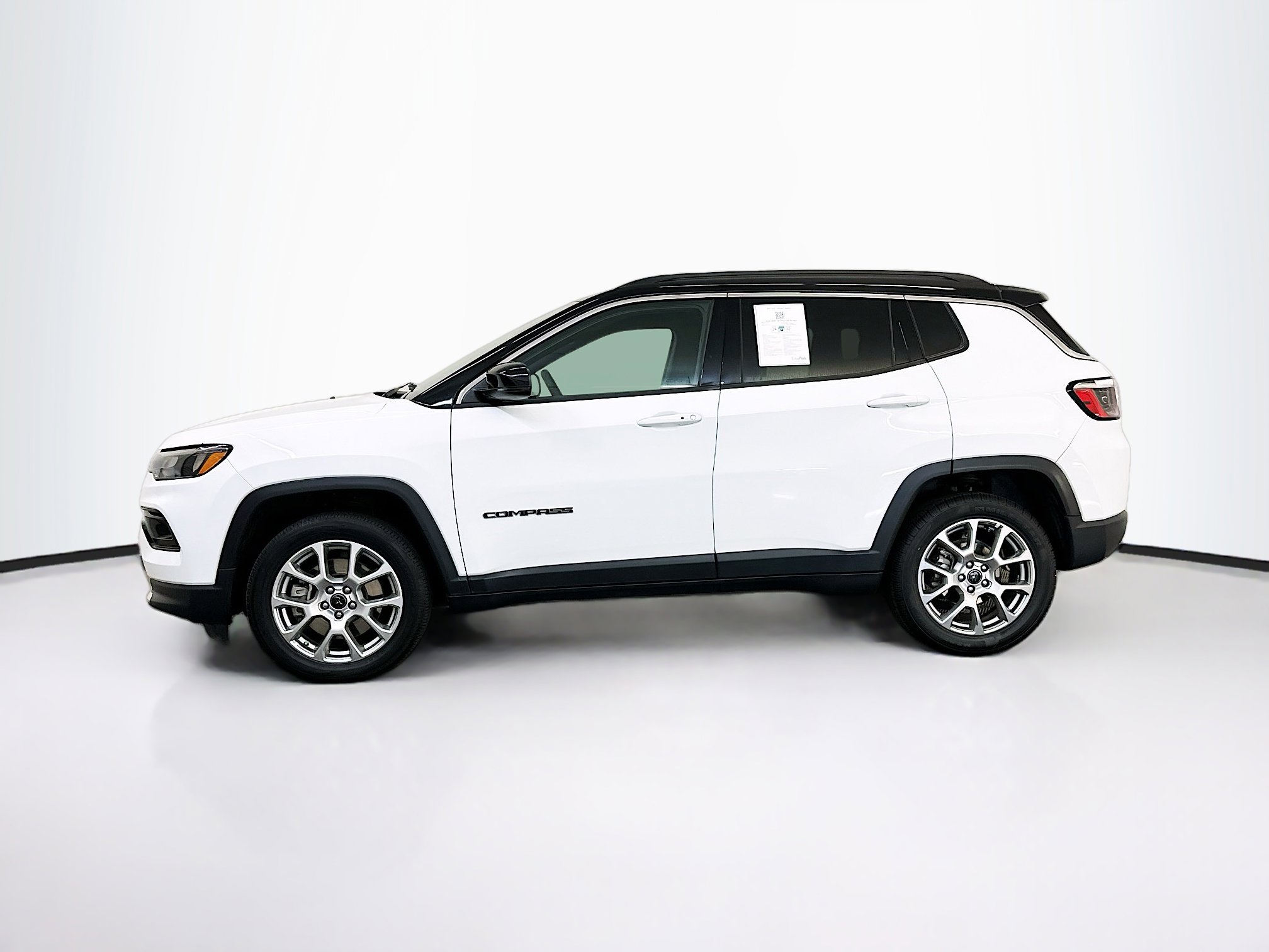 Used 2025 Jeep Compass Limited image 4