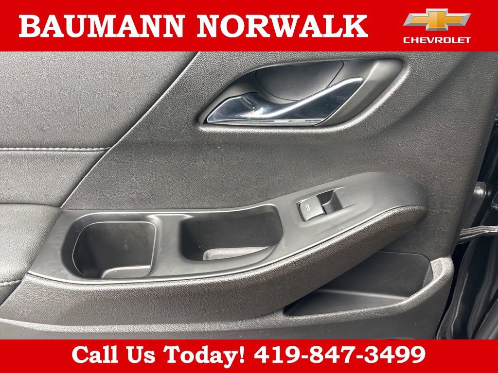 Used 2023 Chevrolet Traverse LT image 38