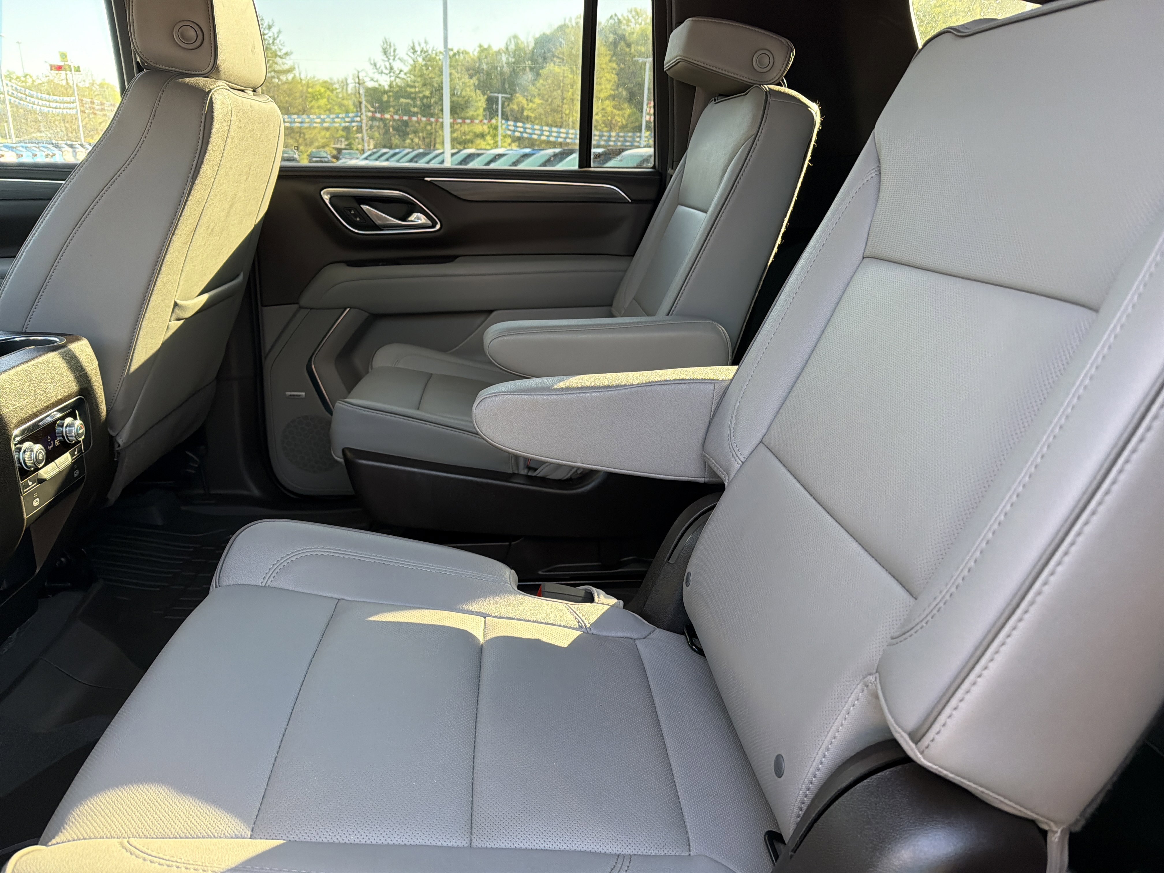 Used 2023 GMC Yukon XL SLT w/ SLT Luxury Package AWD/4WD image 13