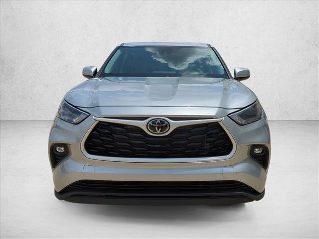 Used 2024 Toyota Highlander LE FWD image 2