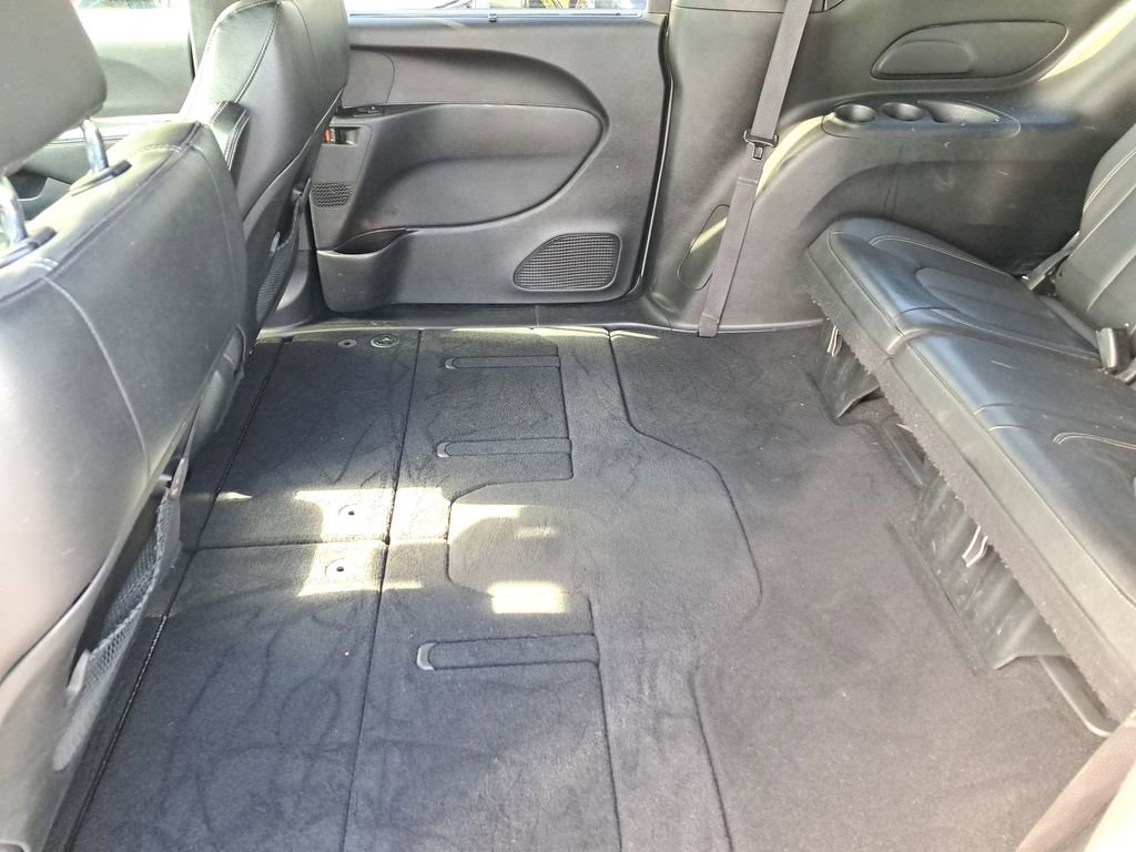 Used 2020 Chrysler Pacifica Touring-L w/ S Appearance Package image 11