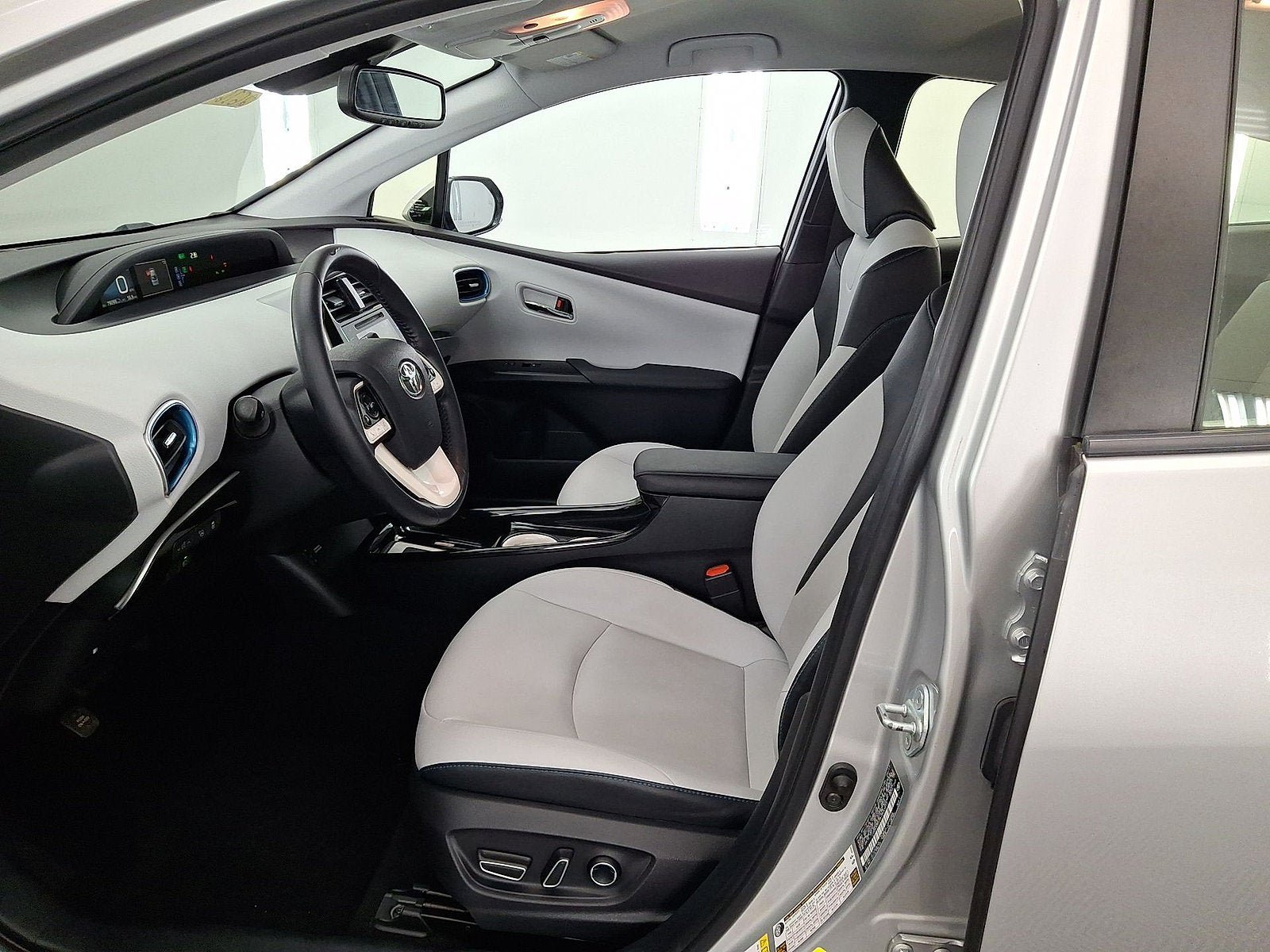 Used 2017 Toyota Prius Four FWD image 3