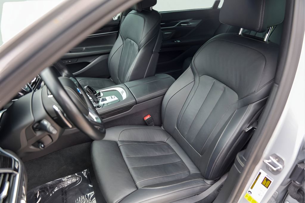 Used 2019 BMW 740i w/ Executive Package RWD image 8