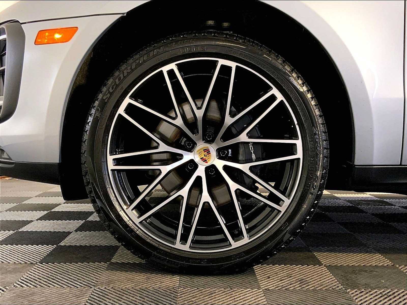 Certified 2026 Porsche Macan AWD/4WD image 11