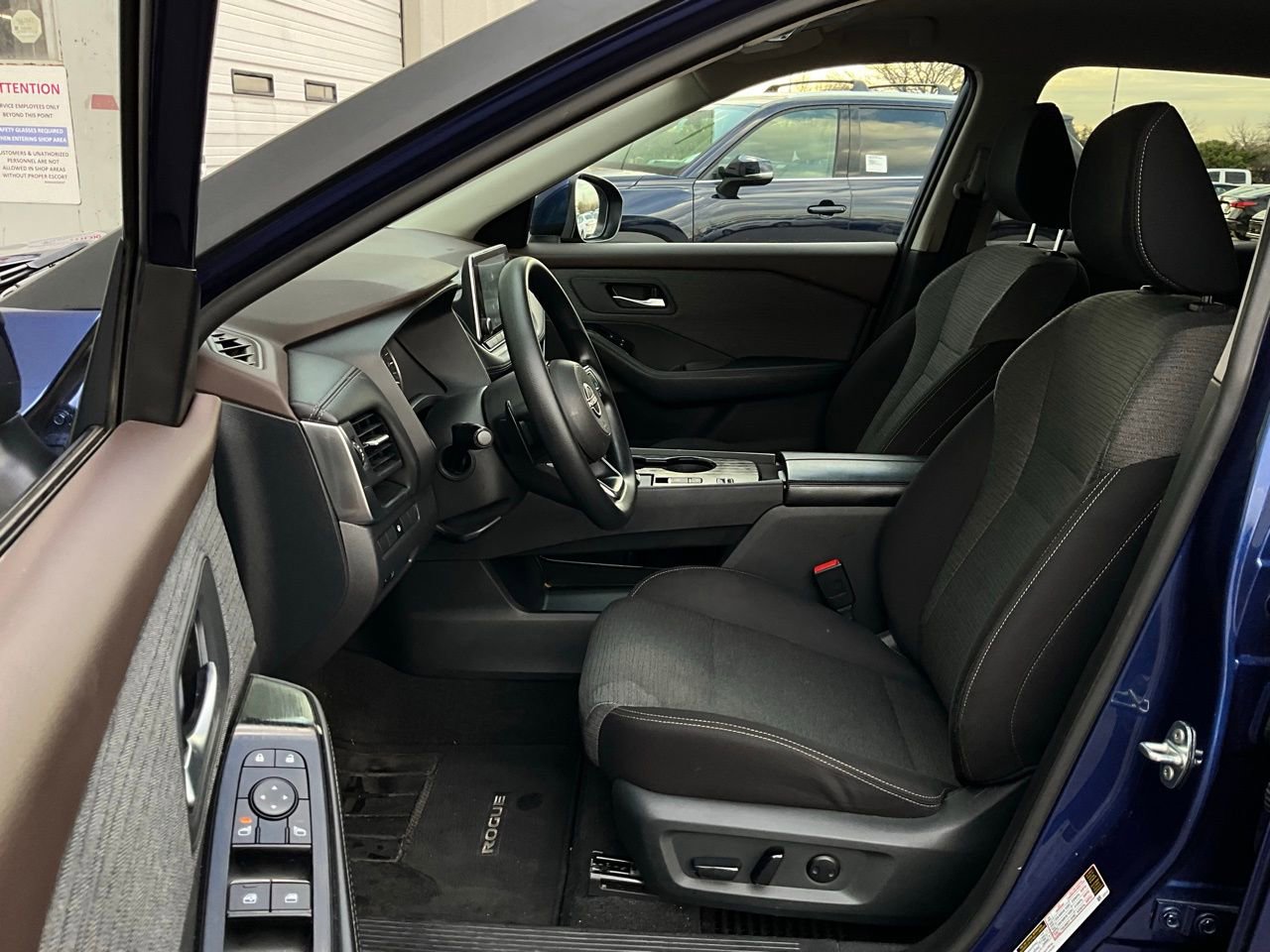 Used 2023 Nissan Rogue SV image 10