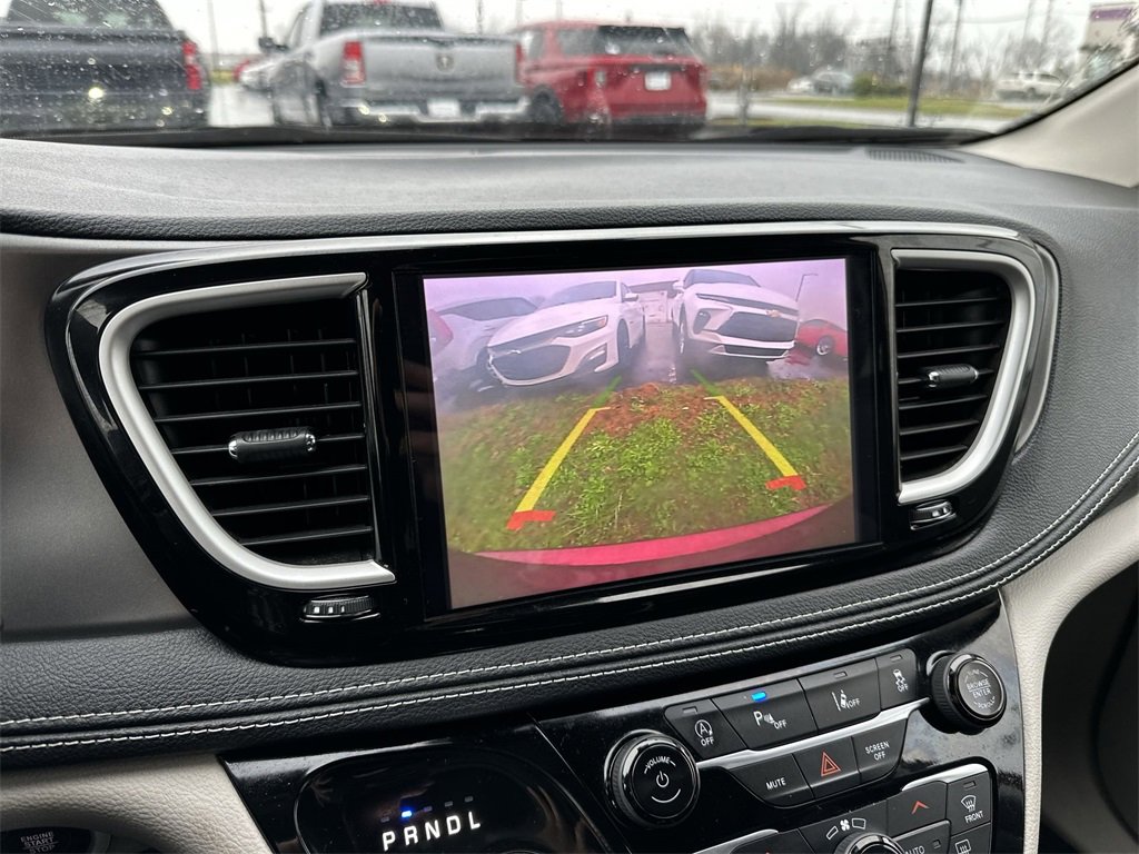 Used 2023 Chrysler Pacifica Touring-L image 17