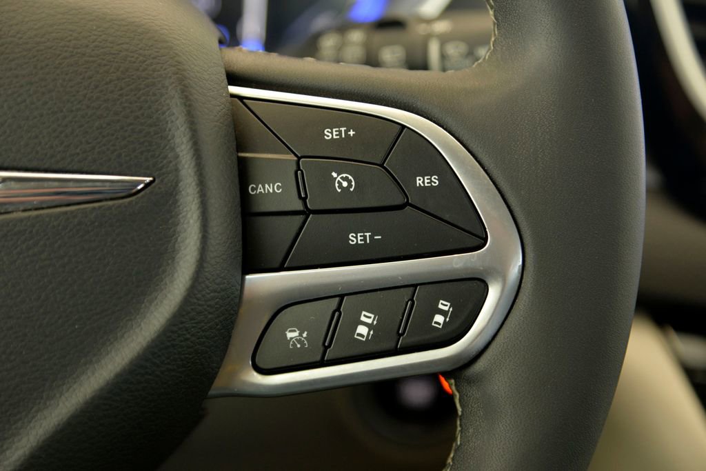 Used 2023 Chrysler Pacifica Touring-L FWD image 23
