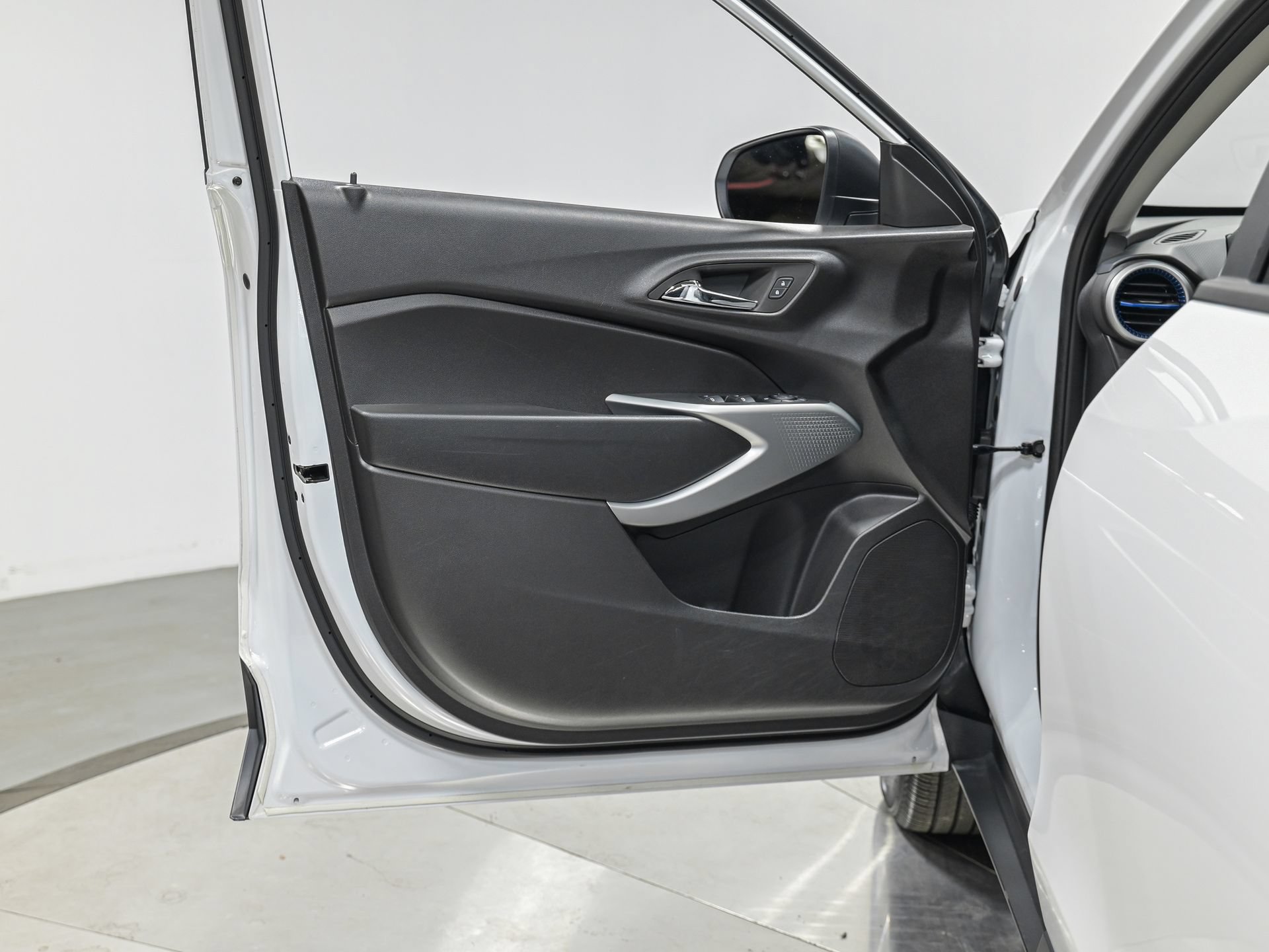 Used 2025 Chevrolet Trax LS FWD image 13