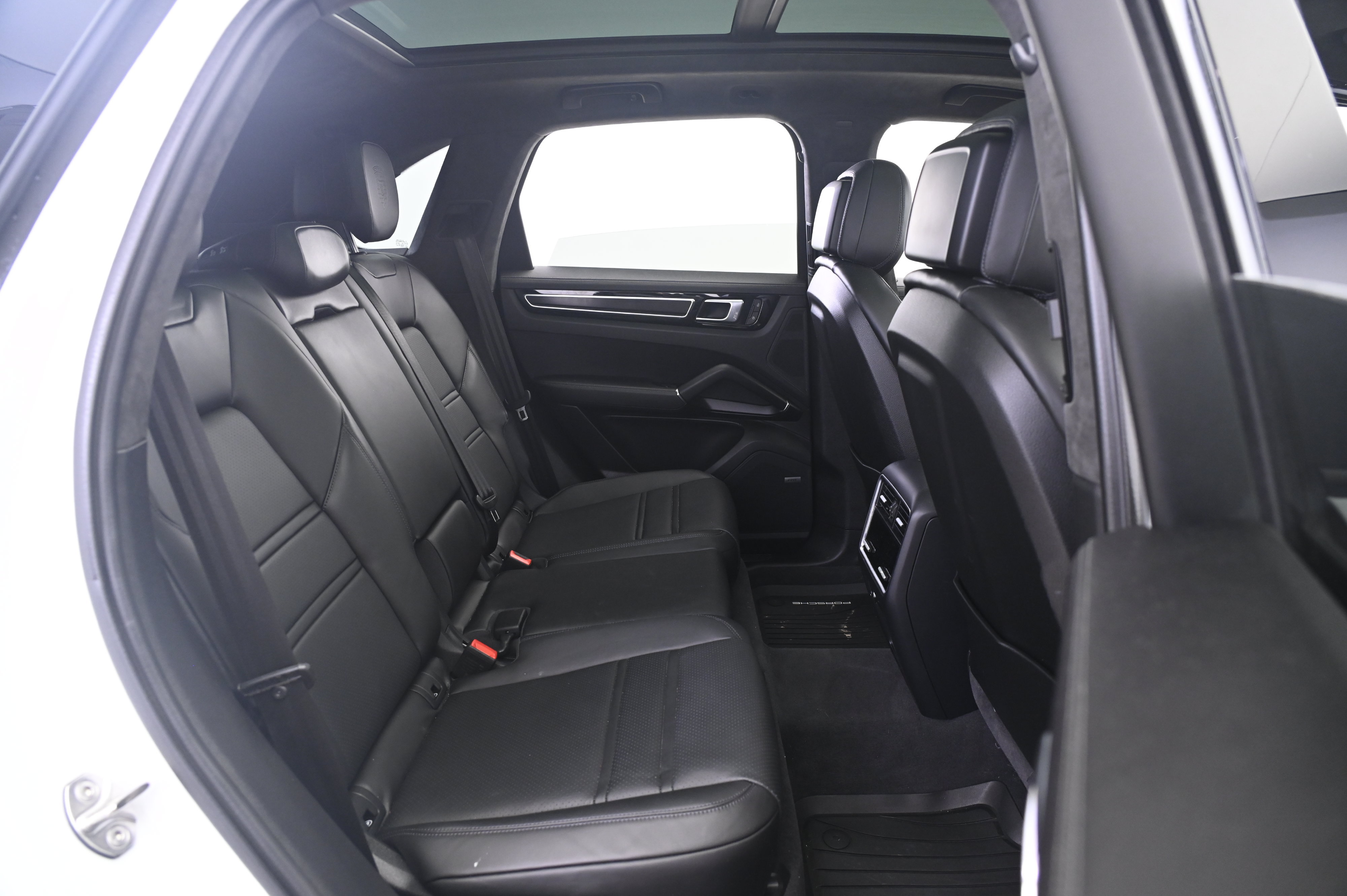 Certified 2023 Porsche Cayenne GTS AWD/4WD image 18