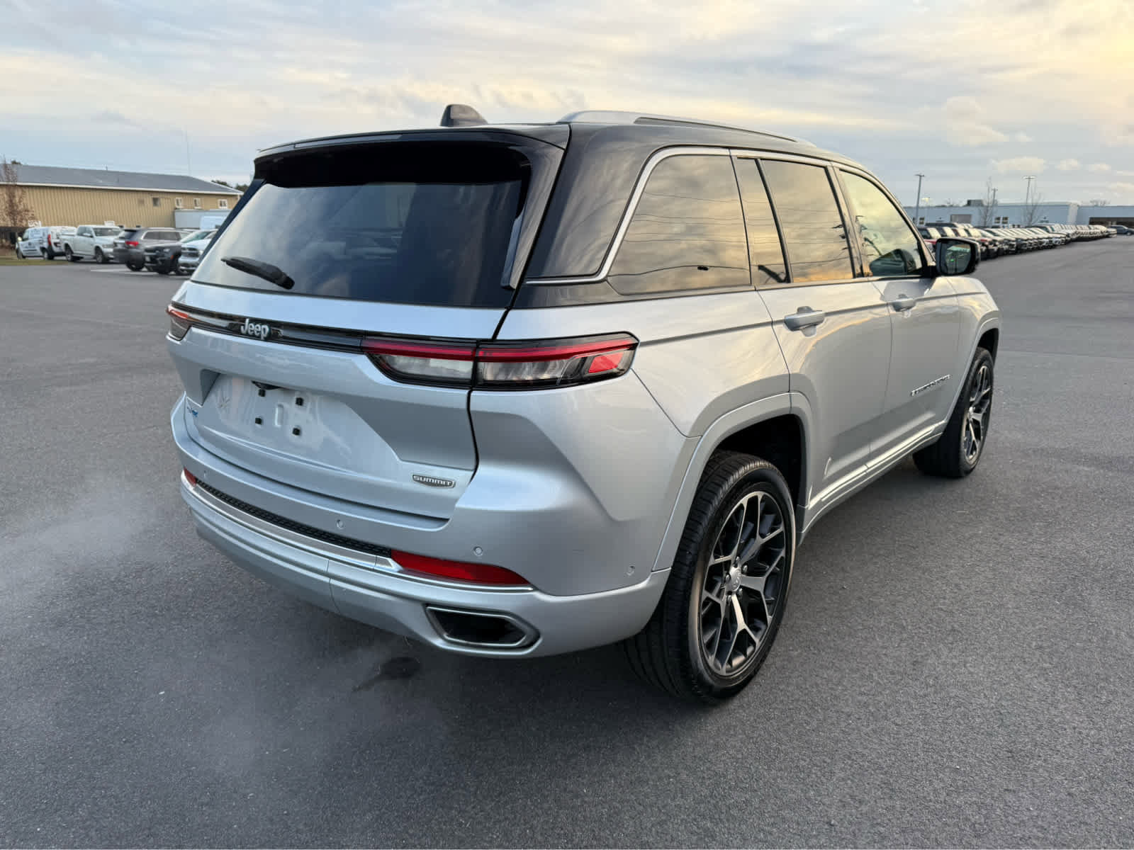 Used 2023 Jeep Grand Cherokee Summit image 9