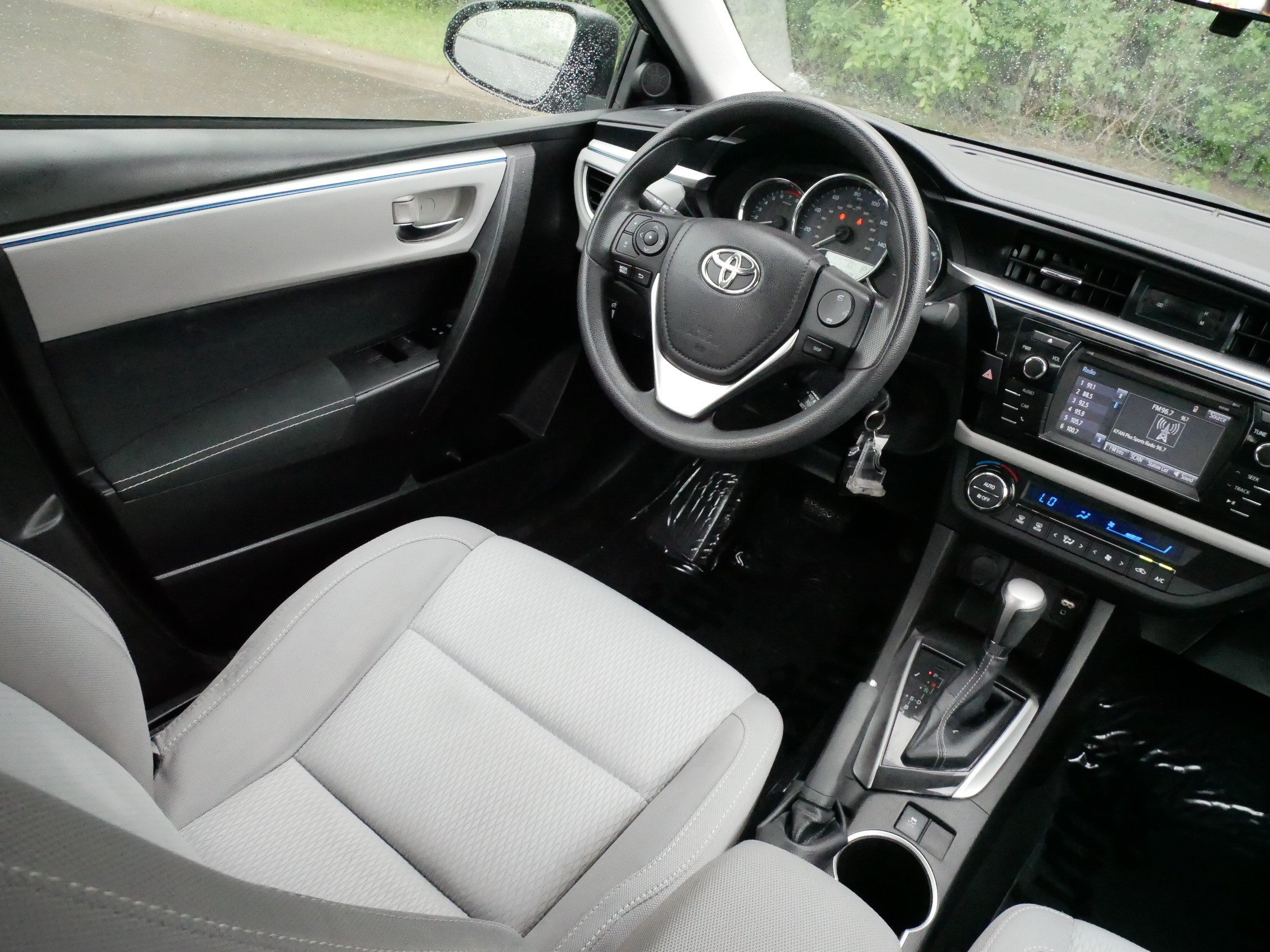 Used 2015 Toyota Corolla LE FWD image 9