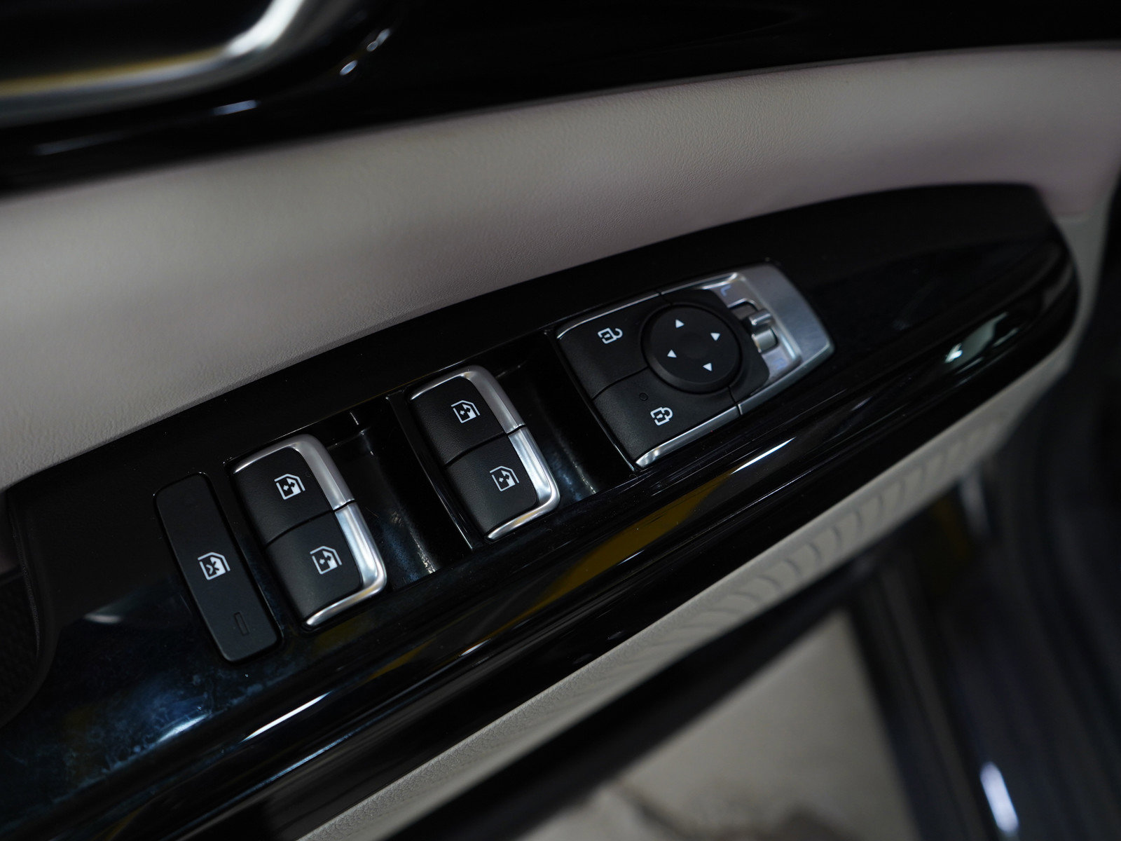 Used 2022 Kia Carnival EX image 22